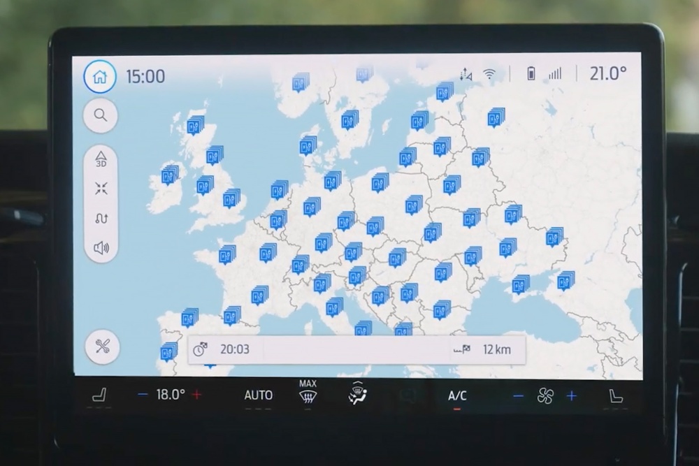 Digitální obrazovka ve voze Ford zobrazuje mapu nabíjecích stanic BlueOval po celé Evropě.
