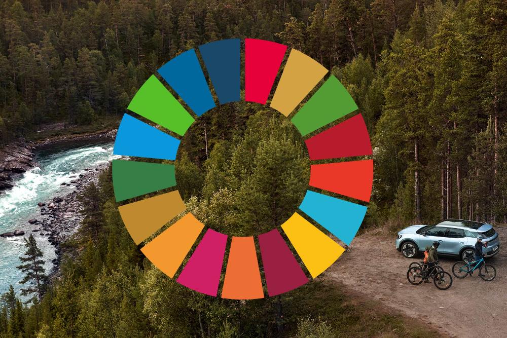 Ford Explorer zaparkovaný na krásném místě v přírodě, s vyobrazeným logem Cílů udržitelného rozvoje OSN.