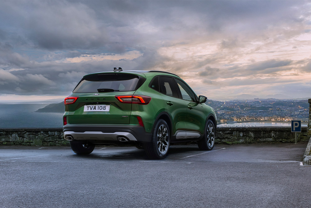 Pohled zezadu na samonabíjecí hybridní vůz Ford Kuga.