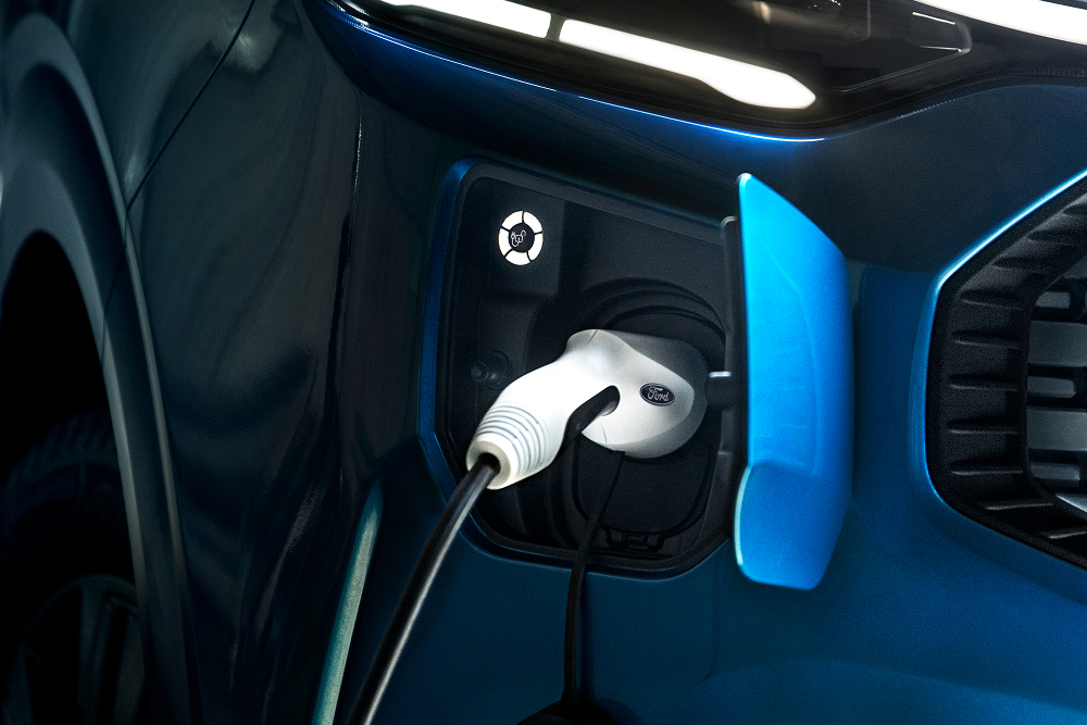 Detail na elektrický nabíjecí kabel zapojený do elektrické dodávky Ford E-Transit Custom.