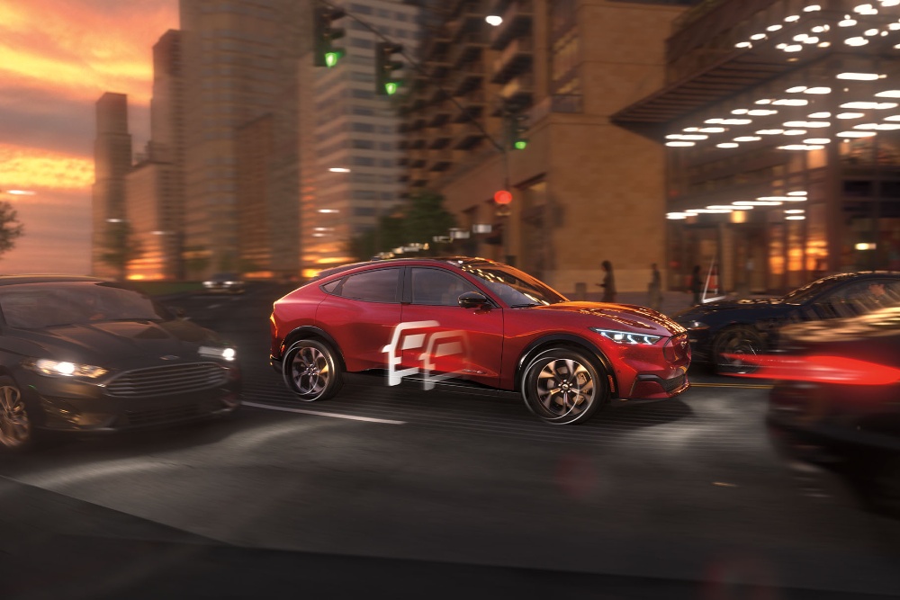 Červený Ford Mustang Mach-E v pohybu