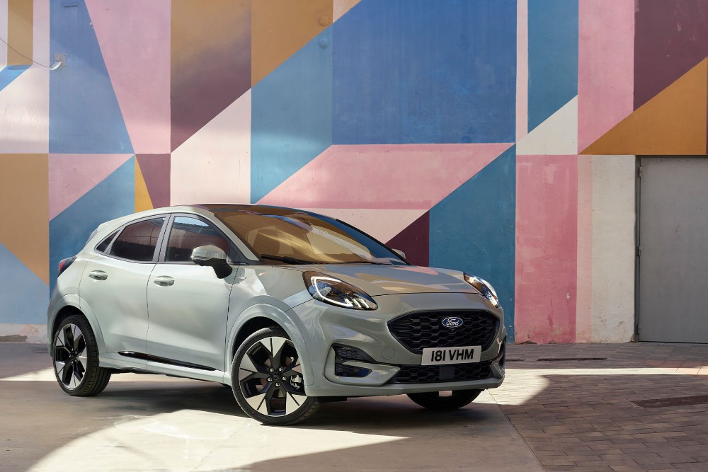 Ford Puma zaparkovaný před budovou