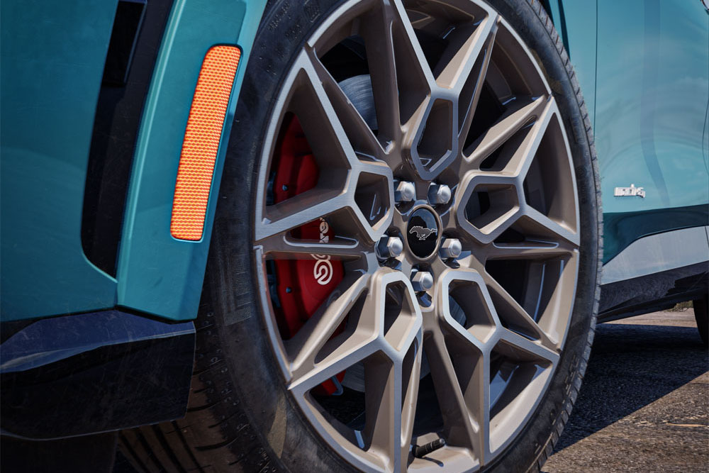 Detailní záběr na Ford Mustang Mach-E, s 20" koly z lehkých slitin v šedé Carbonised.