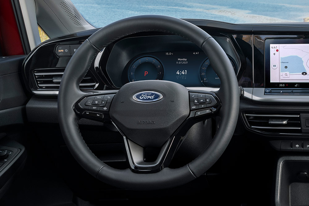 Ford Tourneo Connect pohled na volant a digitální přístrojový štít 