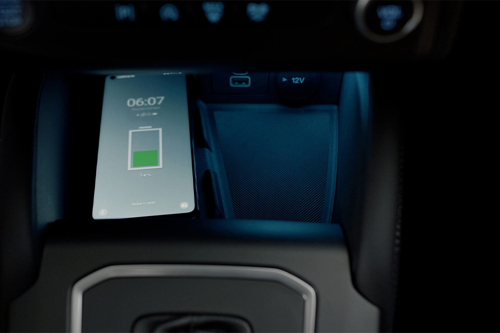 Ford Tourneo Connect pohled na mobilní telefon během bezdrátového nabíjení