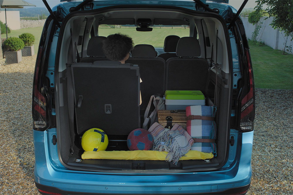 Ford Tourneo Connect pohled do zavazadlového prostoru a na variabilní sedadla