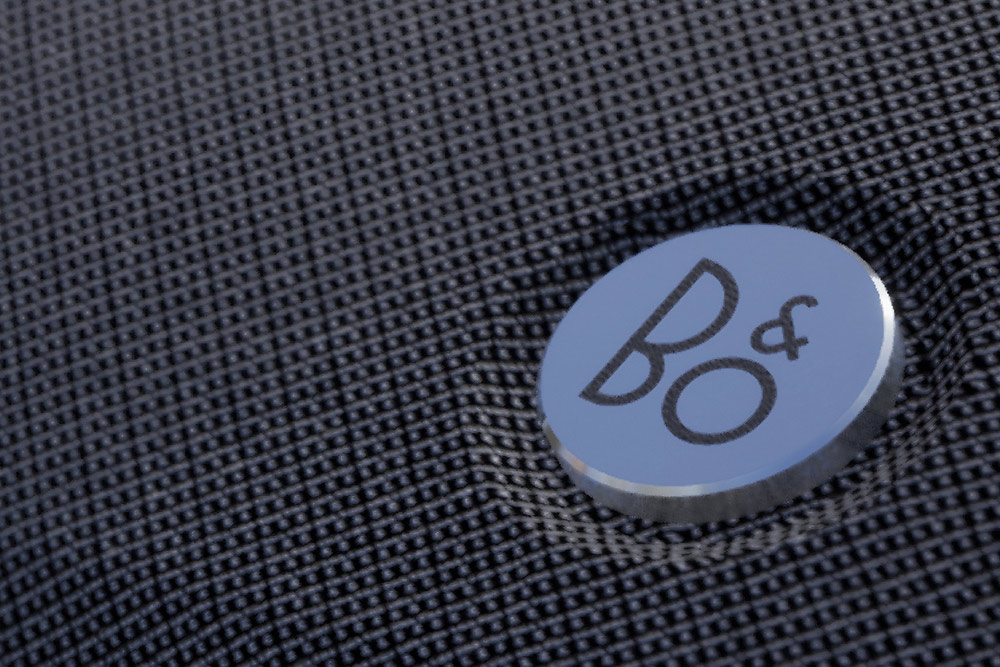Detailní záběr na detail značku Bang & Olufsen v interiéru Fordu Bronco.