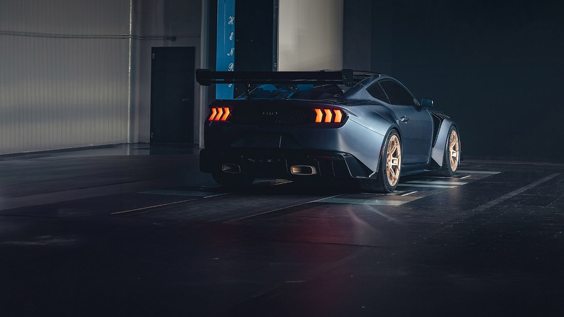 Ford Mustang GTD jedoucí v tunelu