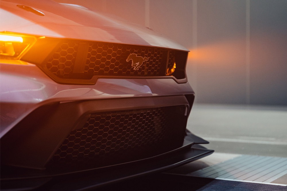 Ford Mustang GTD se sníženým pružením a zapnutými světly
