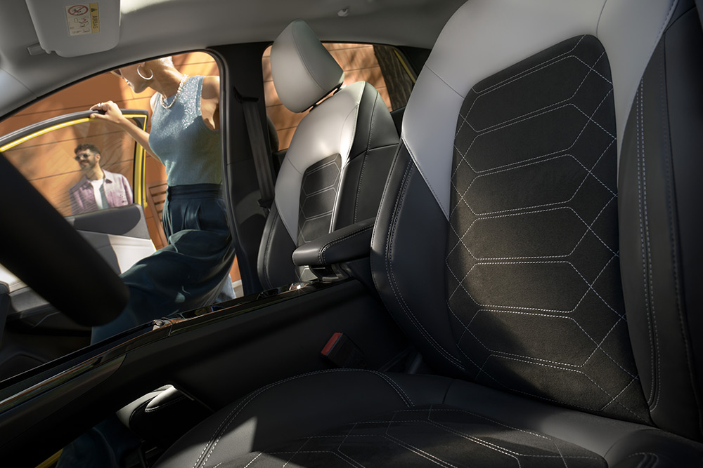 Pohled zblízka na černá a šedá ergonomická sedadla v elektrickém Fordu Puma Gen-E®.