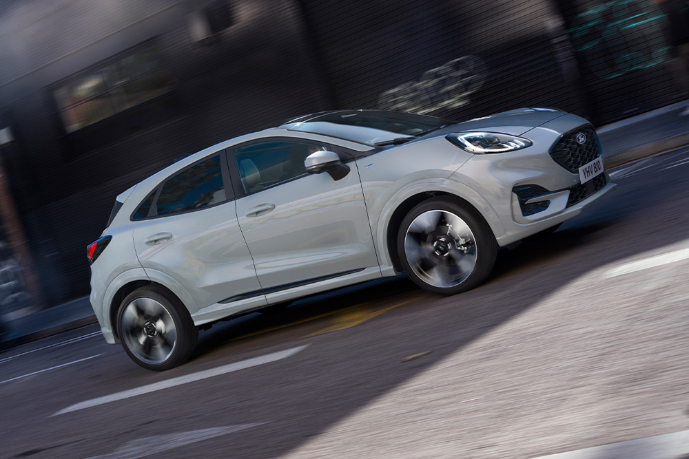 Nový Ford Puma MHEV v pohybu na městské ulici