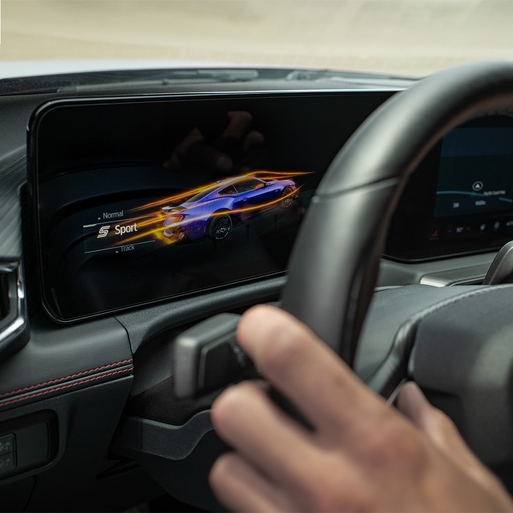 Digitální přístrojový štít Fordu Mustang zobrazující režim Sport.