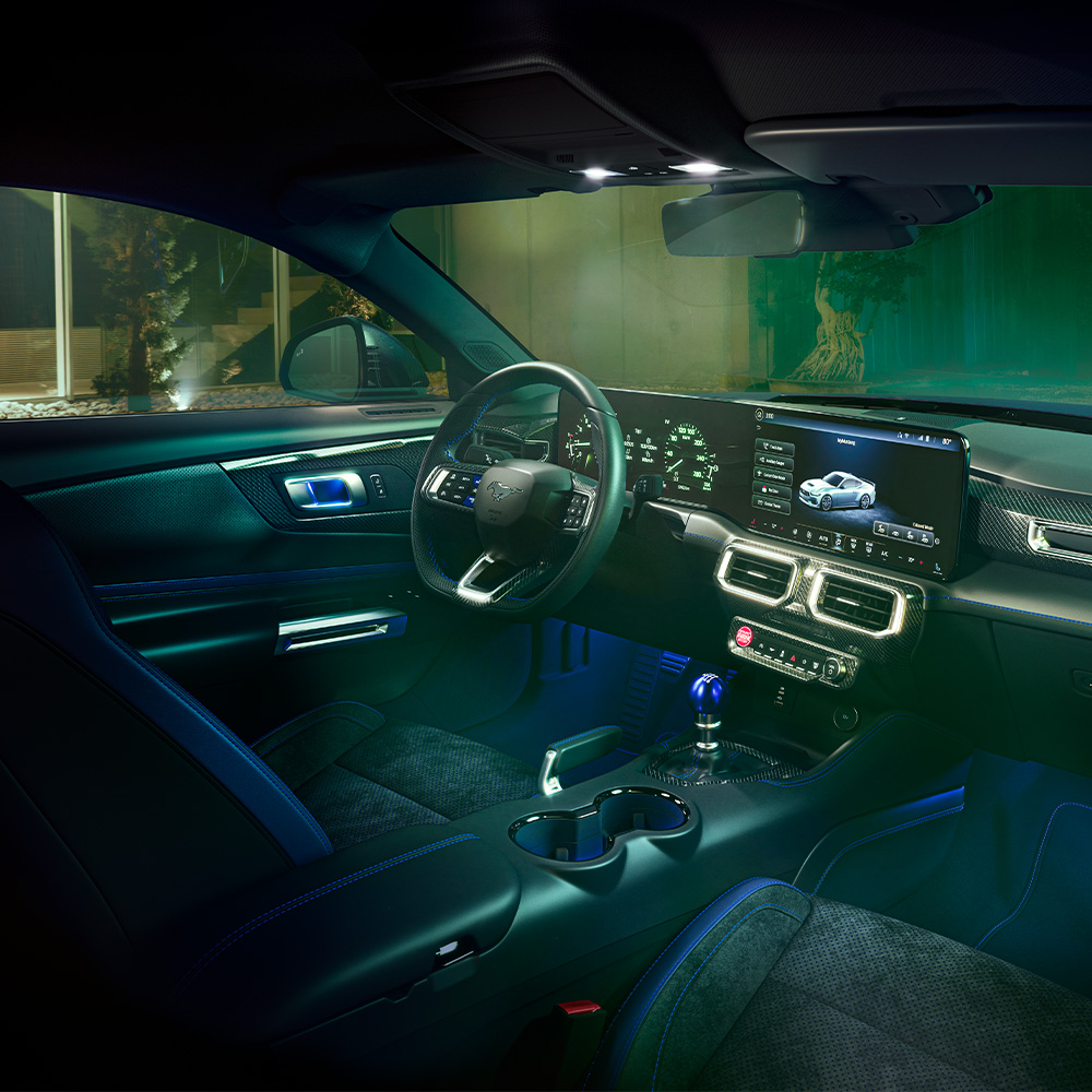 Interiér Fordu Mustang Dark Horse.