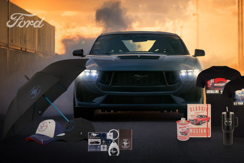 Kolekce Ford Mustang se šedým Mustangem v zadní části a zbožím Mustang s deštníkem, čepicemi, hrnky a tričky.