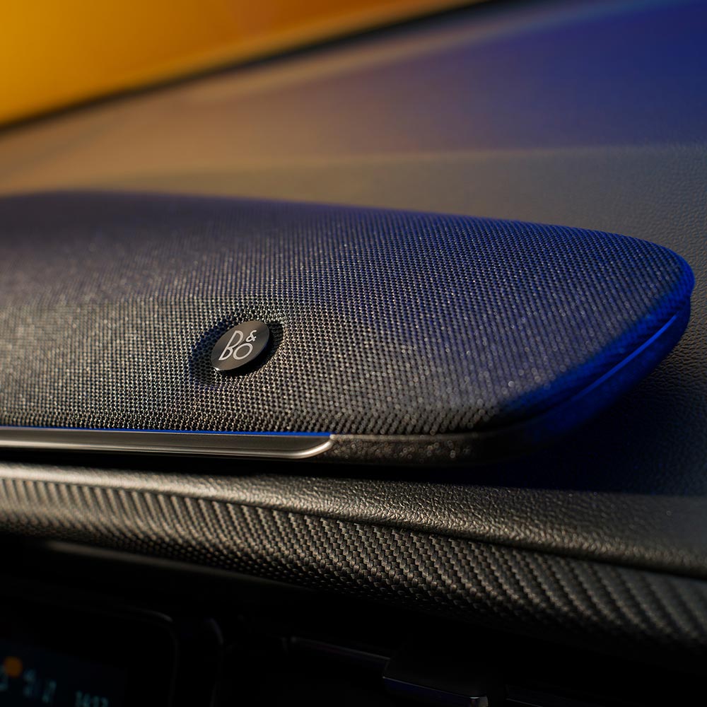 Detail audiosystému Bang & Olufsen ve voze Ford Capri.