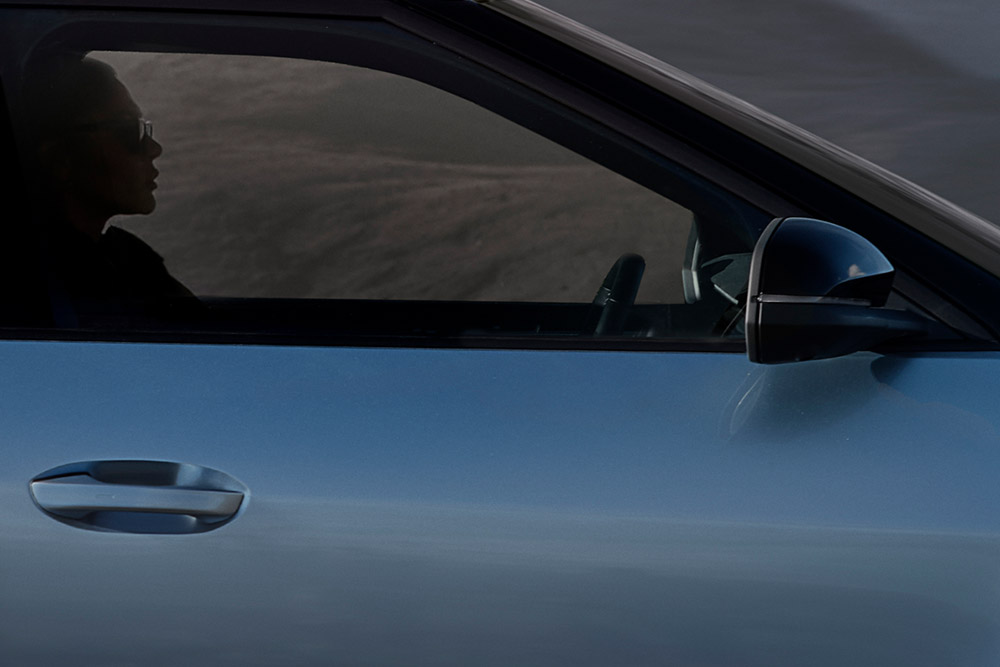 Detailní záběr na dveře modrého Fordu Explorer®.