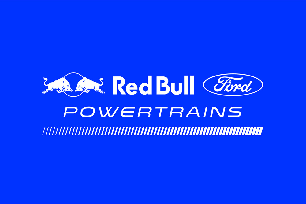 Logo Red Bull Ford Powertrains pro Formuli 1 na modrém pozadí