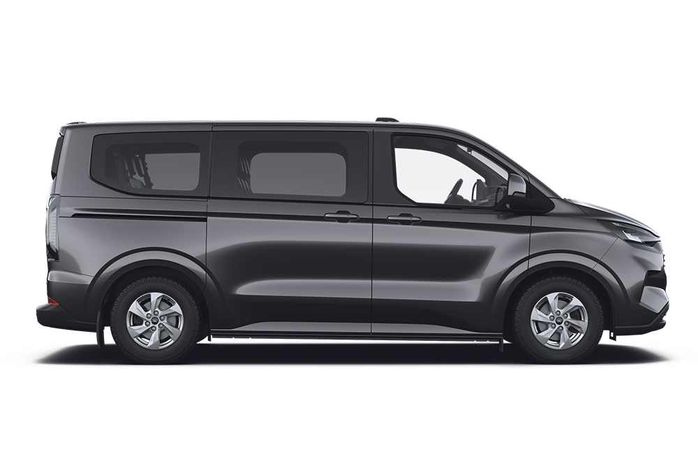 Černý Ford Tourneo Custom, který je součástí řady vozů pro přepravu osob.