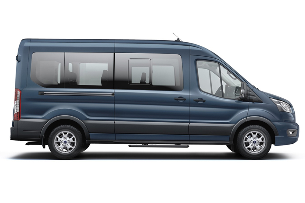 Modrý Ford Transit Bus M2,  který je součástí řady vozů pro přepravu osob.