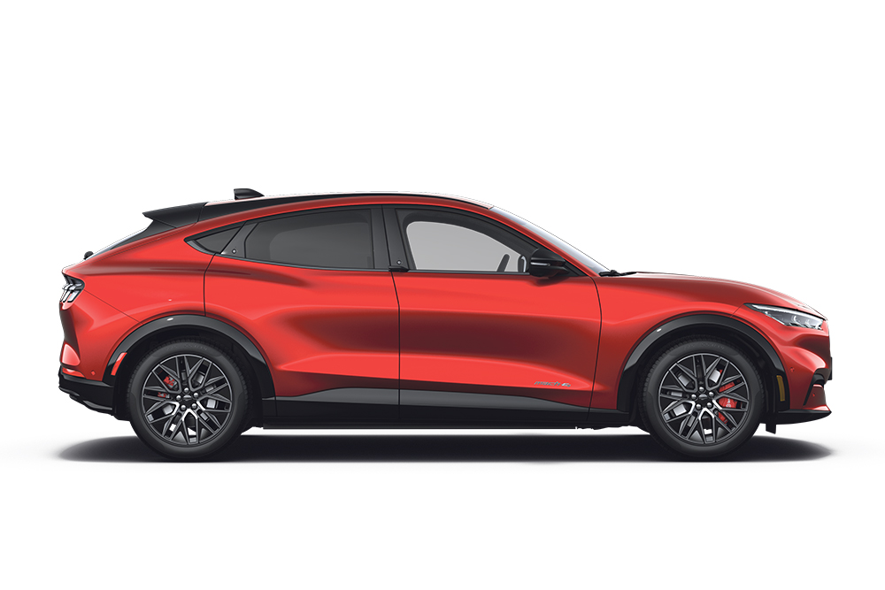 Červený Ford Mustang Mach-E coby součást řady SUV Ford.