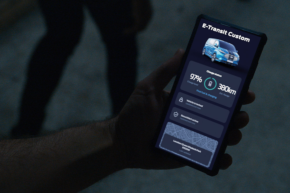 Chytrý telefon s aplikací FordPass informující o stavu nabití a poloze vozu E-Transit Custom.