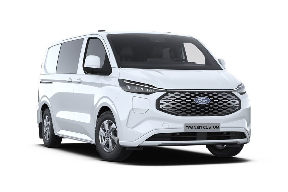 Pohled zepředu pod úhlem na bílou elektrickou dodávku Ford E-Transit Custom DCiV.