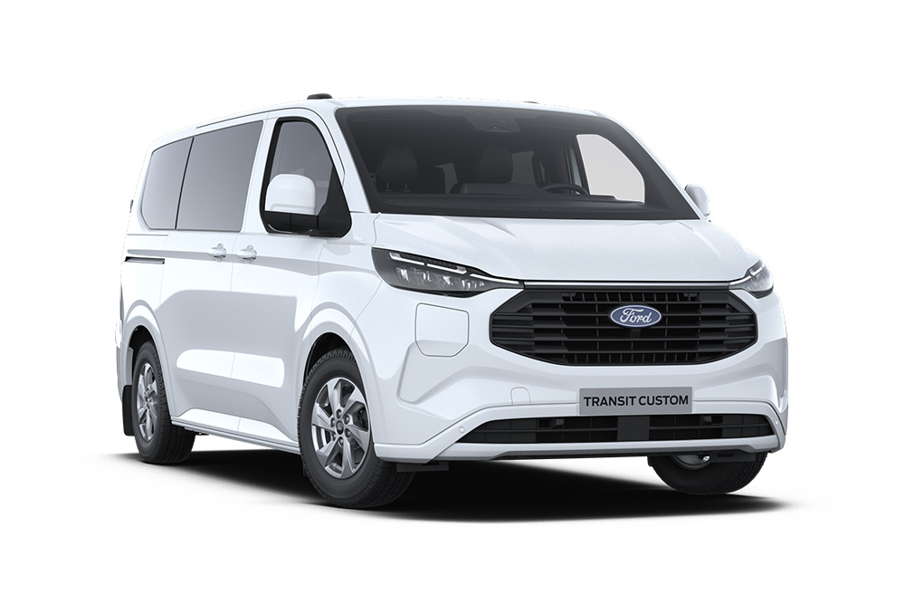 Pohled zepředu pod úhlem na bílou elektrickou dodávku Ford E-Transit Custom.