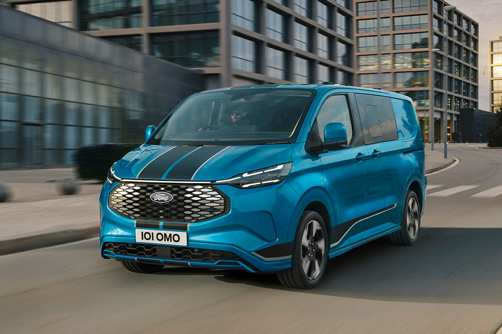Modrý Ford E-Transit Custom DCiV Sport.