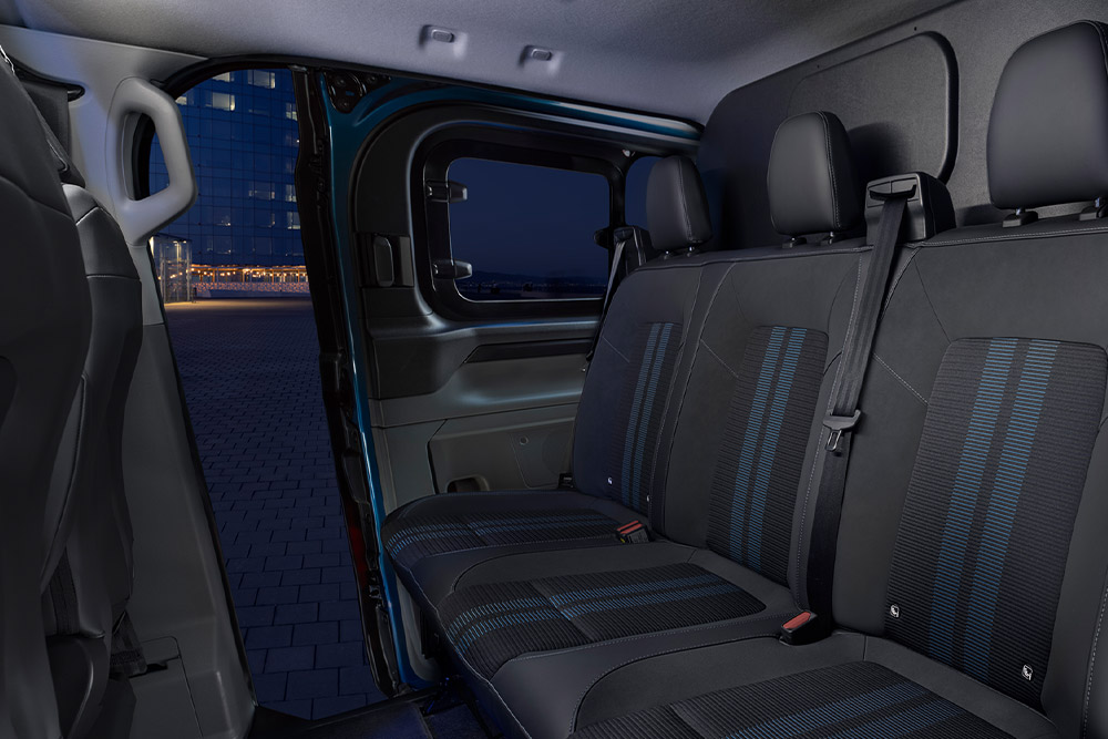 Boční pohled na modrý Ford E-Transit Custom DCiV Sport.