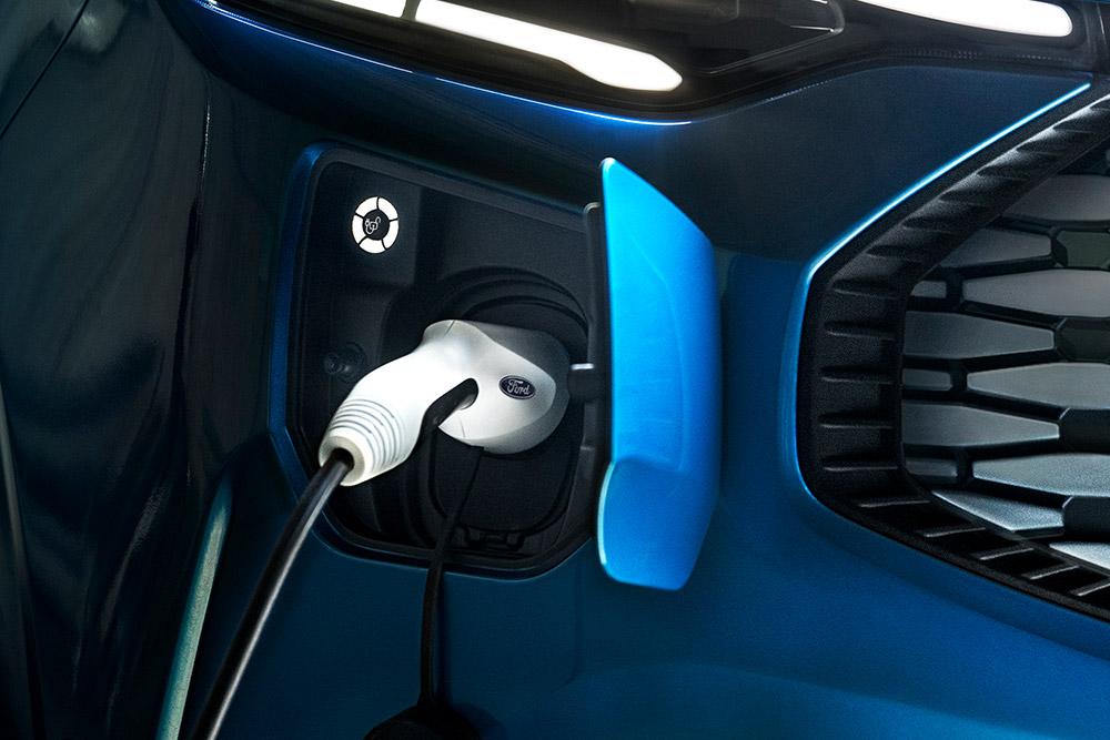 Nabíjející se modrý Ford Transit plug-in hybrid.
