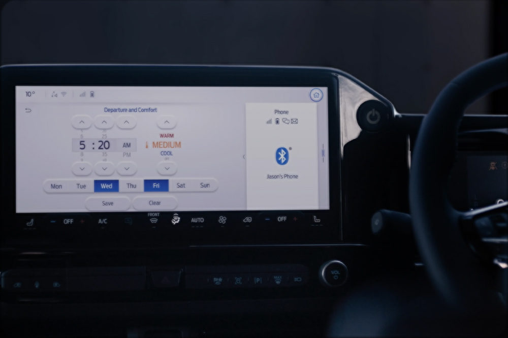 Obrazovka palubního systému vozu Ford E-Transit Custom.