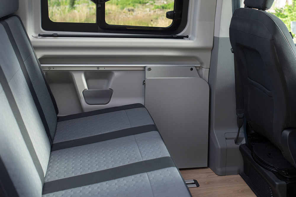 Posuvná a vyhřívaná druhá řada šedých sedadel obytného vozu Ford Transit Custom Nugget.