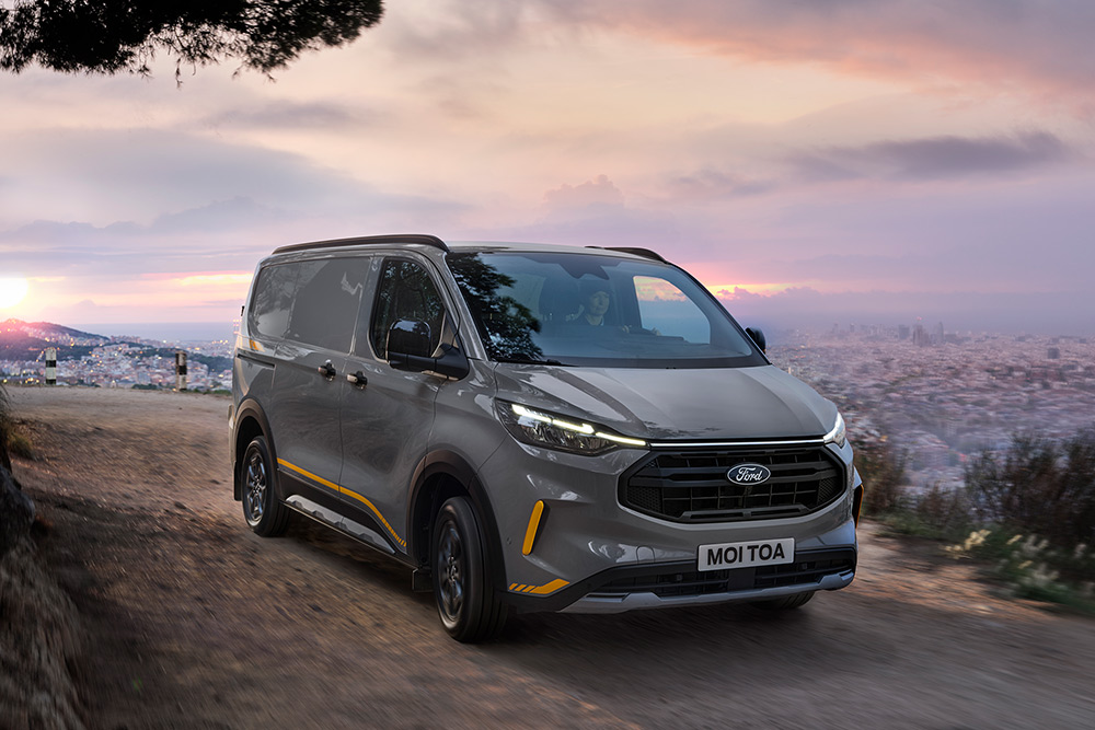 Šedá dodávka Ford Transit Custom Trail se žlutými prvky.
