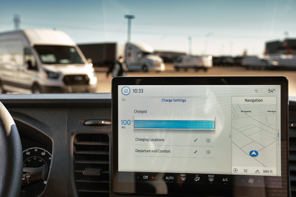 Přístrojová deska Ford Transit Custom zobrazující informace o nabíjení.