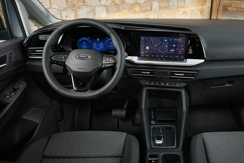 Interiér Ford Transit Connect s vyobrazením volantu a 10palcového digitálního přístrojového štítu.