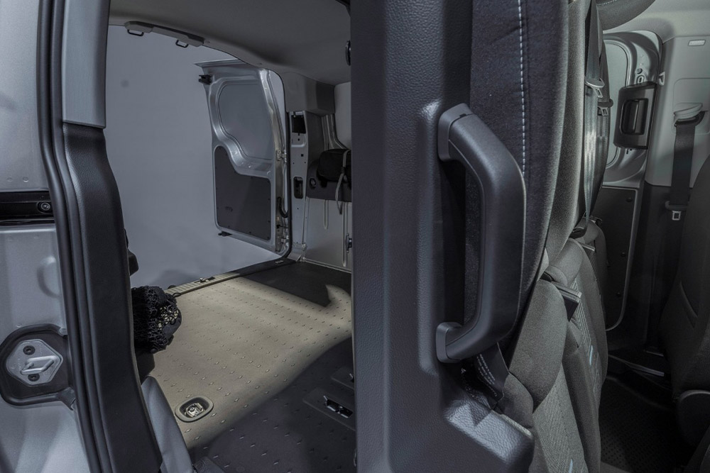 Interiér Ford Transit Connect FlexCab se sklopenými zadními sedadly a prázdným nákladovým prostorem.