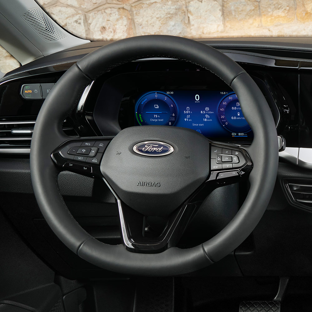 Interiér Ford Transit Connect s vyobrazením volantu a 10palcového digitálního přístrojového štítu.