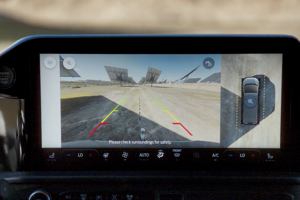 Středová dotyková obrazovka v dodávce Ford Transit zobrazuje 360stupňový pohled kamery.