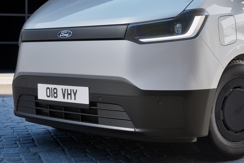 Přední parkovací senzory na stříbrném Ford Transit City® L2H2.