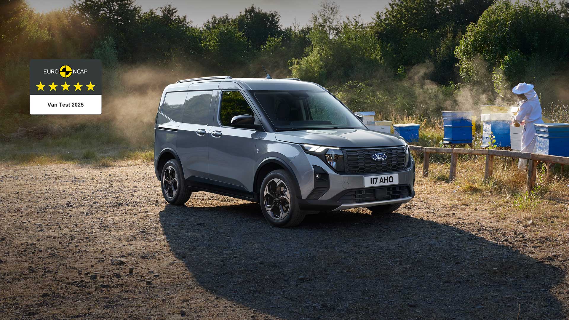 Osoba pracující vedle vozu Ford Transit Courier